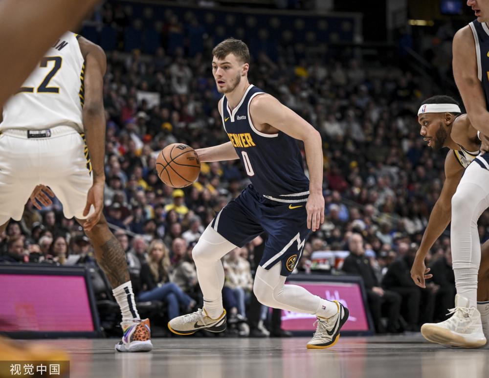 他轻巧地用 他轻巧地用